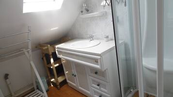 Douche, sĂšche-cheveux, papier toilette