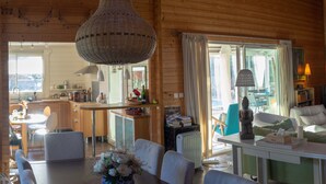 Ein gemütliches Blockhauss mit Essbereich, Küche und Wohnzimmer.