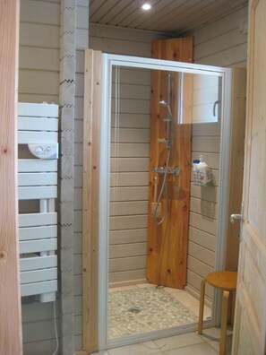Ensemble douche/baignoire, sèche-cheveux, serviettes fournies