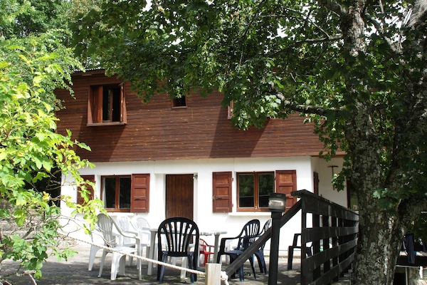 Vue de la façade du chalet orientée à l'ouest depuis la grande terrasse