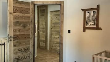 4 slaapkamers, een strijkplank/strijkijzer, reisbedje, gratis wifi