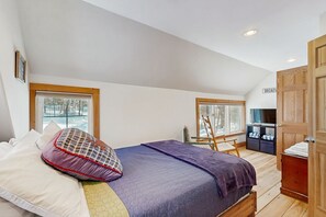 4 bedrooms, iron/ironing board, WiFi, bed sheets