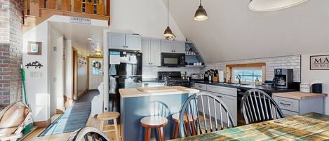 Kjøleskap, mikrobølgeovn, ovn og kokeplater