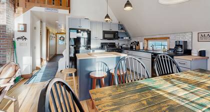 Dog-friendly Woodland home near ski resort with firepit