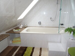Ducha y bañera combinadas, secador de pelo, toallas y jabón