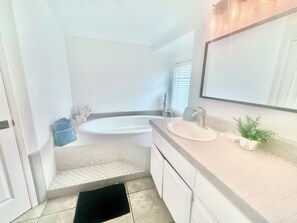 Bañera, artículos de higiene personal ecológicos y secador de pelo