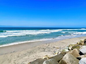 Ubicación a pie de playa, tumbonas y toallas de playa