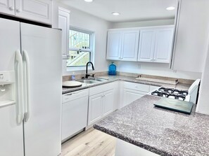 Frigorífico, microondas, horno y placa de cocina