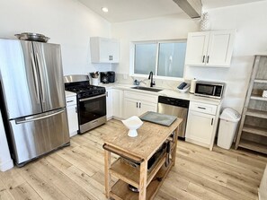 Køleskab, mikrobølgeovn, ovn, kogeplade