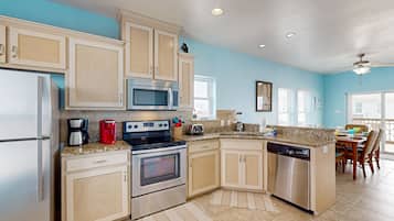 Een koelkast, een microgolfoven, een oven, een kookplaat