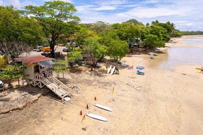 Una spiaggia nelle vicinanze