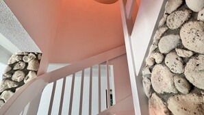 Portaat, joiden toisella puolella on kiviseinä ja toisella valkoinen kaide.