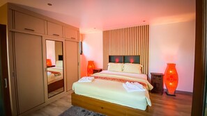 3 bedrooms, in-room safe, free WiFi, bed sheets
