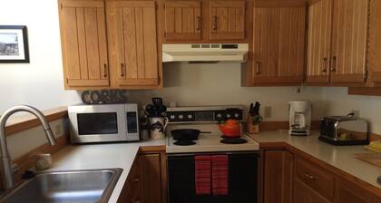 Great location - 3 bd, 2 bath Condo, Close to Trails & Village