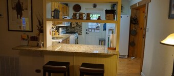 Charming home away from home, Pet-Friendly and Handicap Accessible
