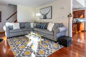 Een smart-tv, een open haard, videogames en een dvd-speler