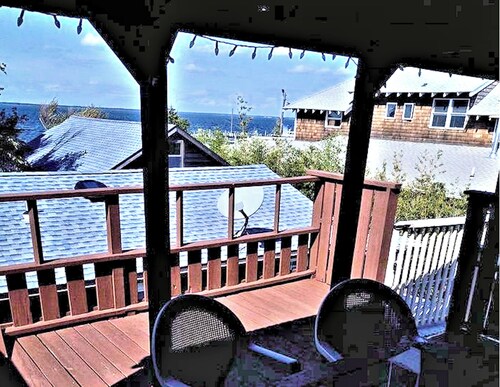 OCEAN BEACH, Fire Island, 3 bedroom, close to ferry, village and all beaches! 