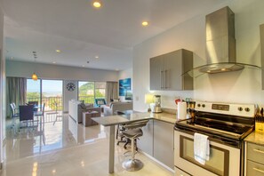 Geladeira, micro-ondas, fogão, cooktop
