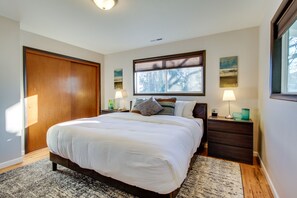 3 bedrooms, iron/ironing board, internet, bed sheets - Wine country home with game room & valley view - dog-friendly (Dundee)