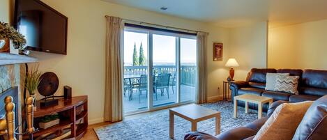 テレビ、暖炉、テーブルサッカー台