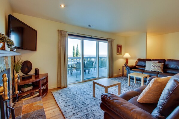 TV, fireplace, foosball - Wine country home with game room & valley view - dog-friendly (Dundee)