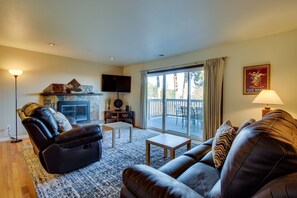 TV, fireplace, foosball - Wine country home with game room & valley view - dog-friendly (Dundee)