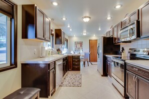 Fridge, microwave, oven, stovetop - Wine country home with game room & valley view - dog-friendly (Dundee)