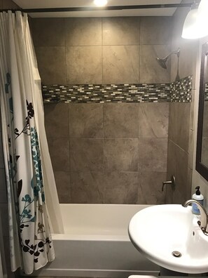 Een douche, een haardroger, handdoeken