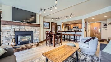 Smart-tv, eldstad och dvd-spelare