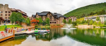 Unité de coin récemment rénovée et propre et vue sur la montagne dans le ♥ de Central Village! 