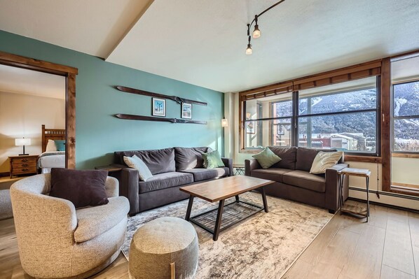 Smart TV, fireplace, DVD player