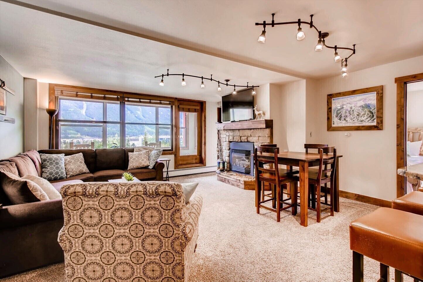 Remodeled unit & mountain view in the ♥ of Central Village, walk to the lifts! 