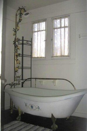 Kylpyamme, hiustenkuivaaja, pyyhkeet, saippua