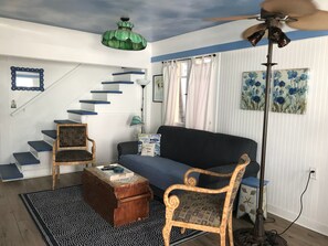 Smart-tv, een open haard, een dvd-speler en boeken