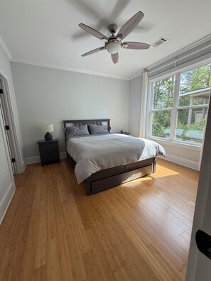 5 bedrooms, iron/ironing board, WiFi, bed sheets