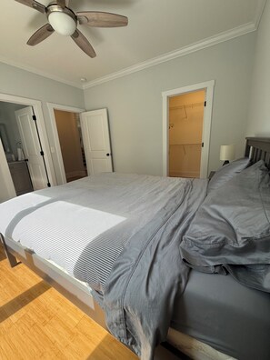 5 bedrooms, iron/ironing board, WiFi, bed sheets