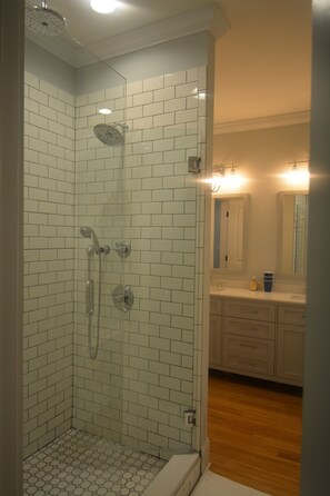 吹风机、毛巾、洗发水、卫生纸