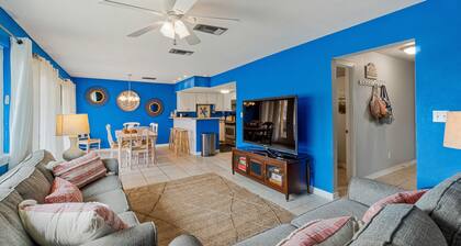 Bright & updated townhouse with WiFi, deck, grill, & pool