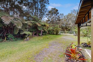 Property grounds - Serene property with nature walk, meditation spot & enclosed gardens (Volcano)