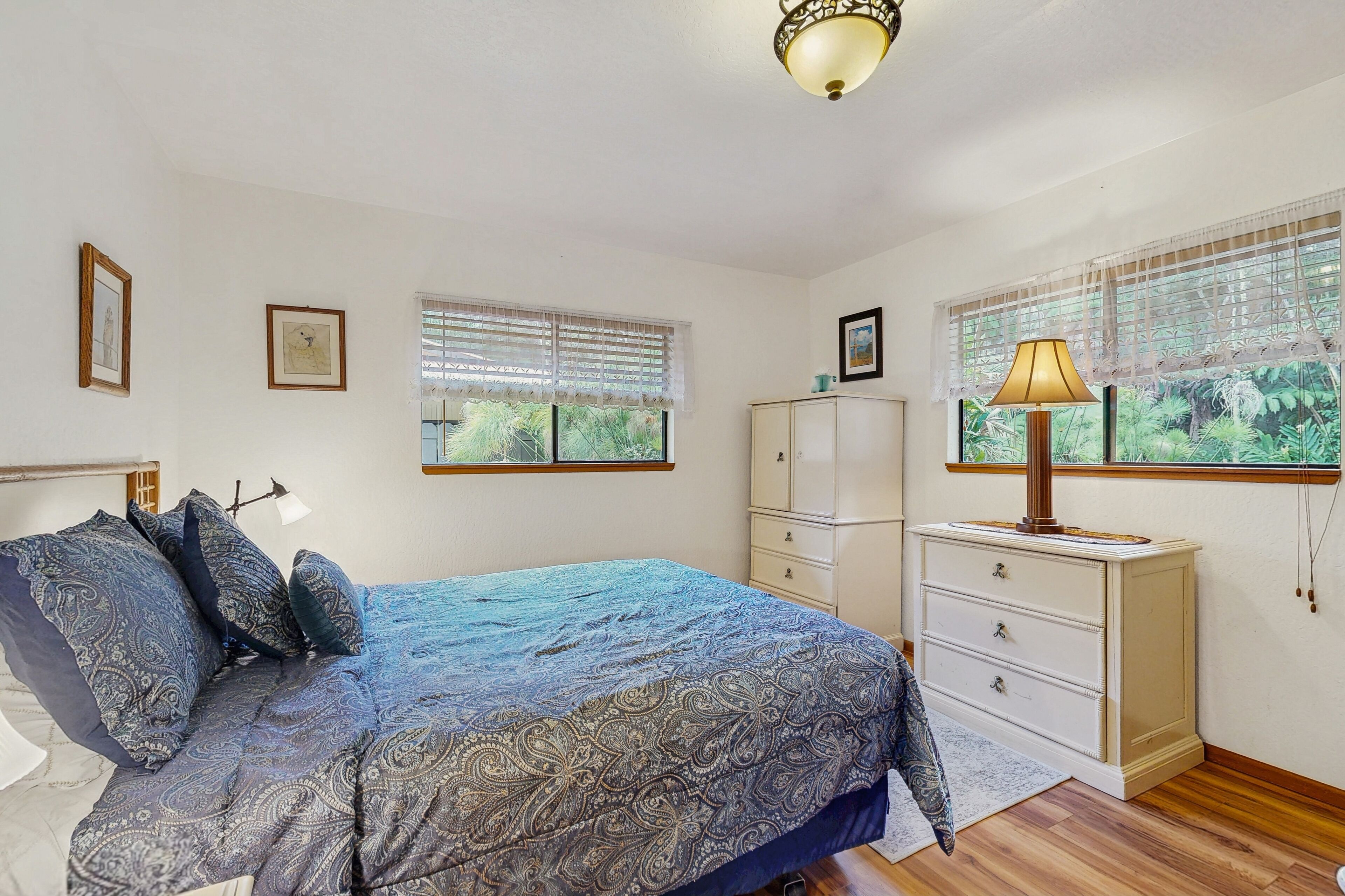 2 bedrooms, internet, bed sheets