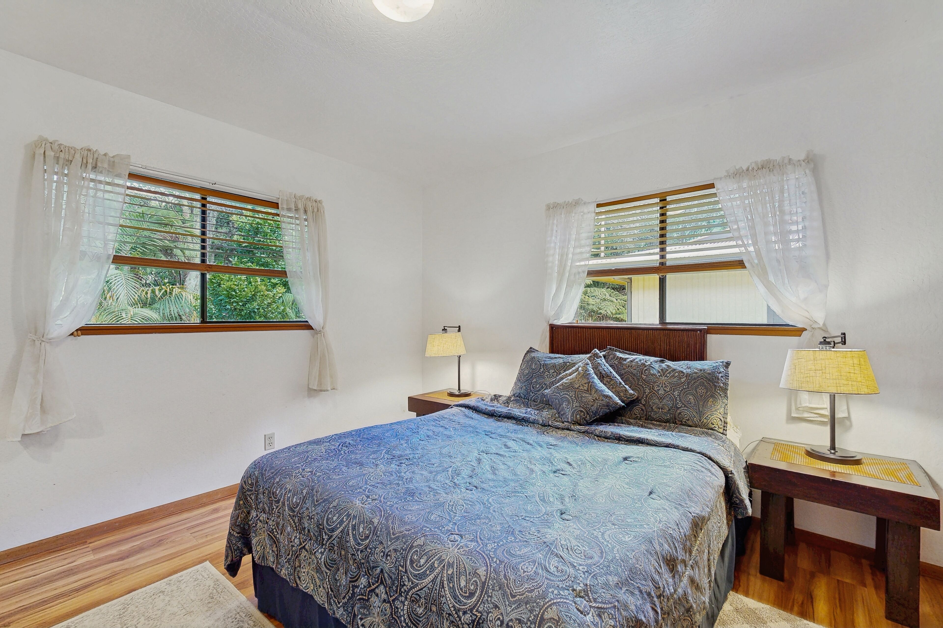 2 bedrooms, internet, bed sheets