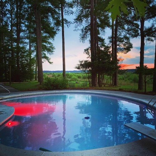 Pool side Paradise near Fort Bragg, Pinehurst, Southern Pines, hot tub & Golf!