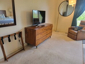 3 bedrooms, desk, iron/ironing board, free WiFi
