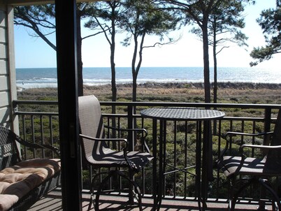 Direct Oceanfront, Private Balcony, WIFI, King bed, walk-in-shower, central air