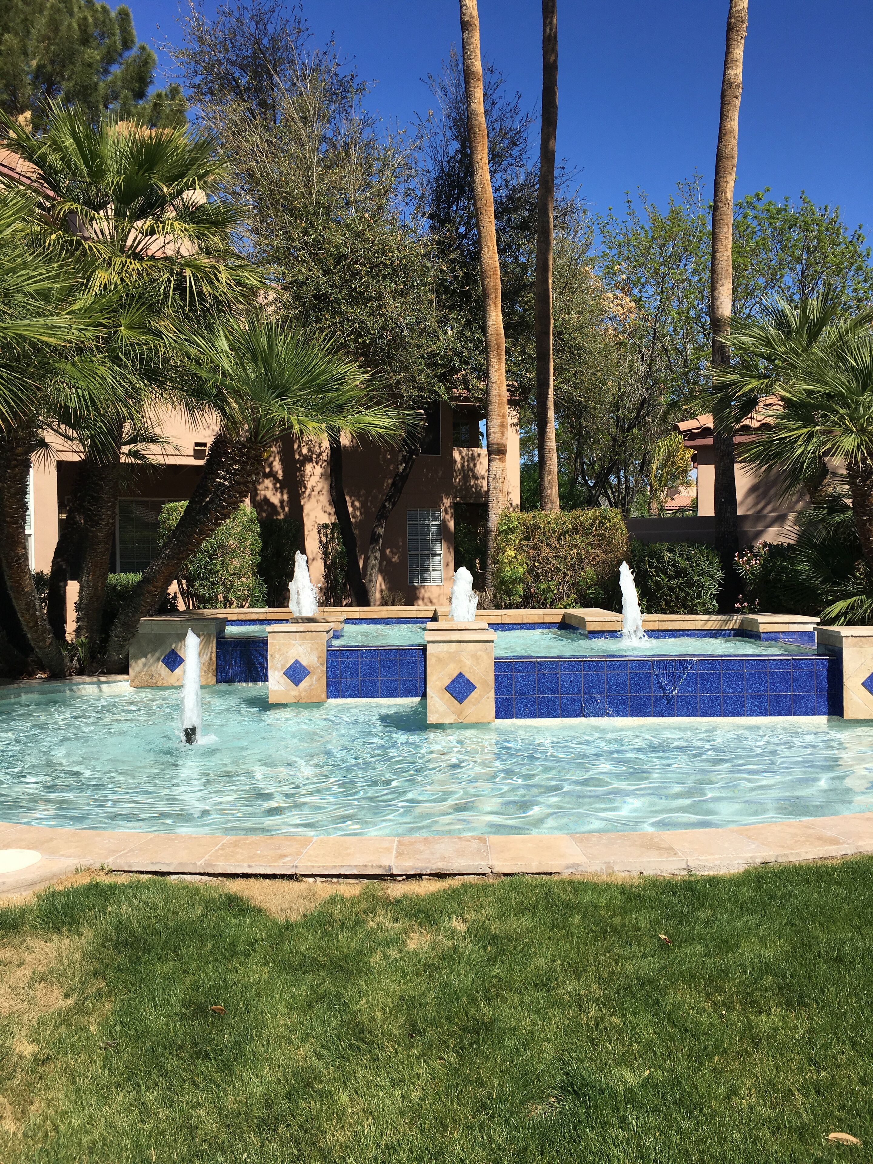 室外游泳池，恒温泳池