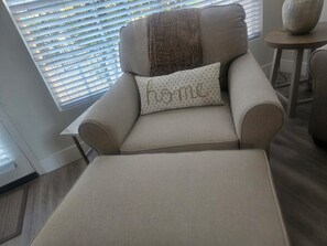 Smart TV, fireplace, DVD player, books - McCormack Ranch 1st floor 2 Bed 2 Bath Condo.  Located Near Shopping, Dinning.  (Scottsdale)