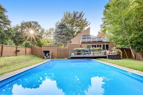 Bright condo with pool, sauna, tennis - 2 miles from Sugarbush Resort