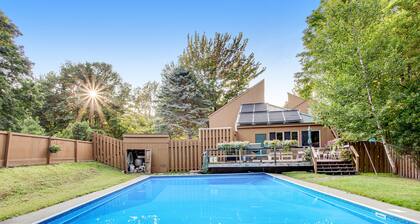 Bright condo with pool, sauna, tennis - 2 miles from Sugarbush Resort