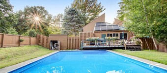 Bright condo with pool, sauna, tennis - 2 miles from Sugarbush Resort