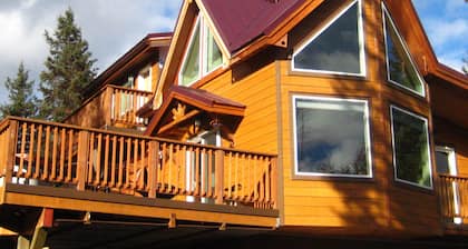Private Awesome Views Centrally Located Custom Chalet. Bonus: Hot Tub
